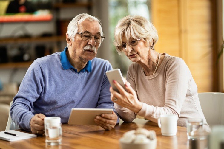 The old couple was struggling with a locked phone, so it was necessary to train older adults in technology.